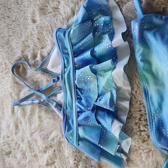 Absolutely Adorable two piece swimsuit for little girl. - Picture 4 of 6